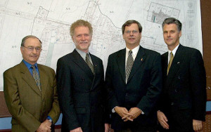 Lionel Dufresne, pro-maire, Roger Bertrand, 
dput, Michel Matte, Maire et Michel Tremblay, ingnieur (Roche et Associs)