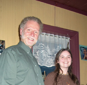 Roger Bertrand en compagnie d'une des gagnantes du concours de poésie
