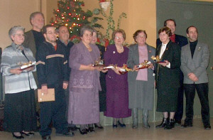 Les bénévoles honoré(e)s en 
		compagnie du maire Gignac et des députés
