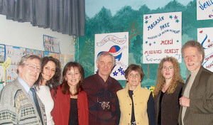 Jacques Bouill, maire, les membres de l'O.P.P. en compagnie de la directrice de l'cole (troisime  partir de la droite), et le dput-ministre, Roger Bertrand