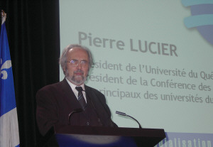Monsieur Pierre Lucier, Président de l'Université du Québec, conférencier invité, lors de la séance d'ouverture du colloque